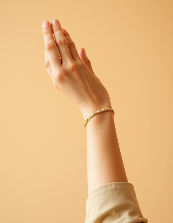 Mano con bracciale in oro